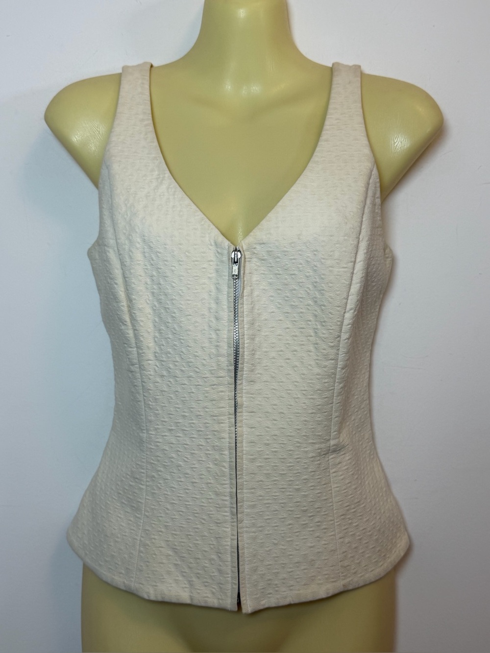 Ellen Tracy Quilted Cream Zip-Front V-Neck Tank